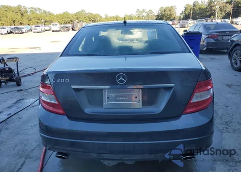 2011 Mercedes-Benz C 300 z USA, uszkodzony, nr VIN WDDGF5EB8BF629239